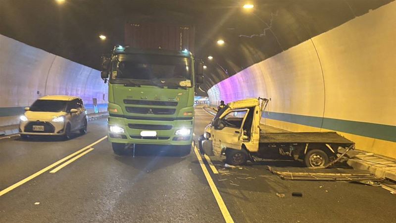 台灣新聞通訊社-驚悚瞬撞影片曝！聯結車國3基隆隧道內肇事　害小貨車失控撞壁翻滾3圈