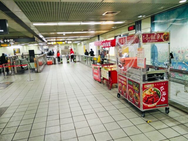 台灣新聞通訊社-捷運站內禁飲食！他轟竟擺小吃攤　網神回一句全場笑翻：有道理