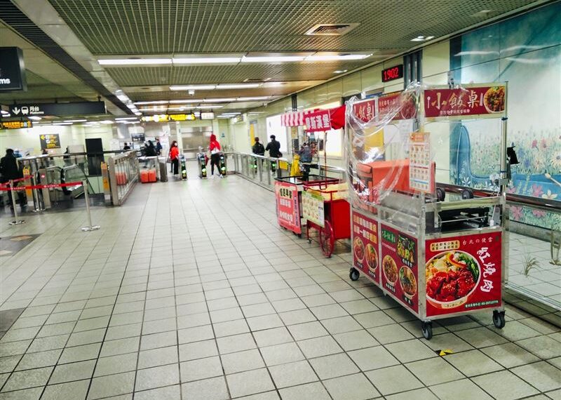 台灣新聞通訊社-捷運站內禁飲食！他轟竟擺小吃攤　網神回一句全場笑翻：有道理