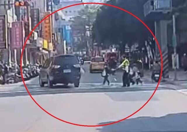 台灣新聞通訊社-北投國小前險撞飛學童！影片曝光網友氣炸喊「重懲」　警方回應了