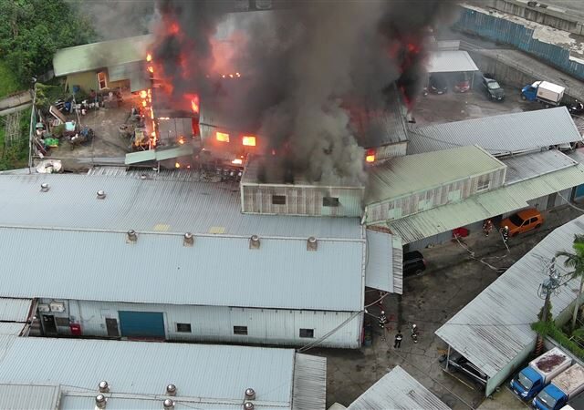 台灣新聞通訊社-中和鐵皮倉庫突竄火狂燒　56歲男受困夾層被發現已成焦屍
