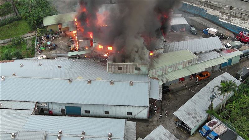 台灣新聞通訊社-中和鐵皮倉庫突竄火狂燒 56歲男受困夾層被發現已成焦屍