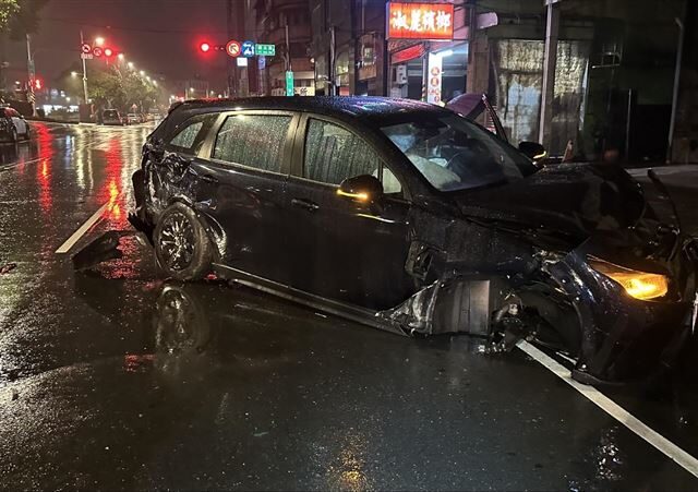 台灣新聞通訊社-基隆多元計程車深夜失控！疑雨天打滑暴衝、撞毀3警車「屁股全爛」