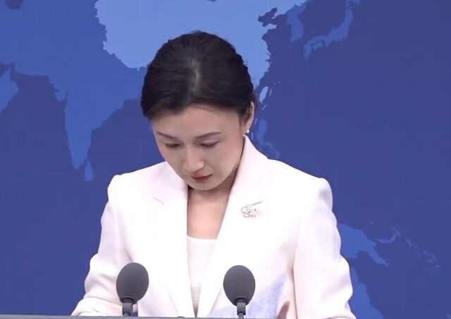 台灣新聞通訊社-慌了？被問張又俠落馬…國台辦「狂翻小本本」嗆：絕不承諾放棄使用武力