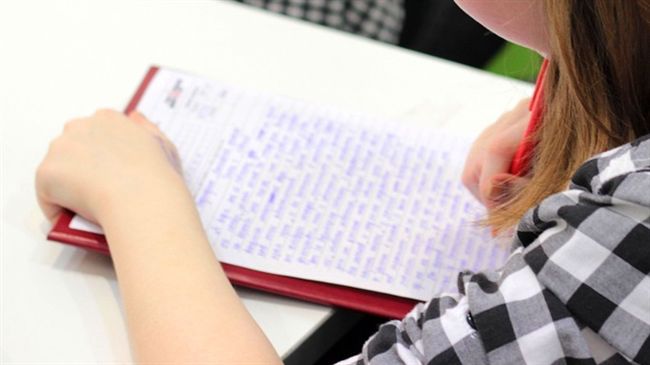 台灣新聞通訊社-高中妹解不開數學題！阿伯出手「驚人身分曝」　全場讚：文昌帝君下凡