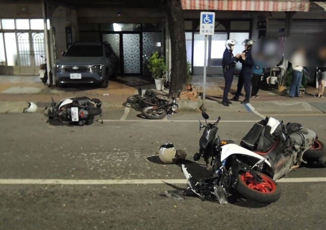 台灣新聞通訊社-高雄10歲孩緊張了！滑板失控噴飛馬路「5機連環撞」3人受傷送醫