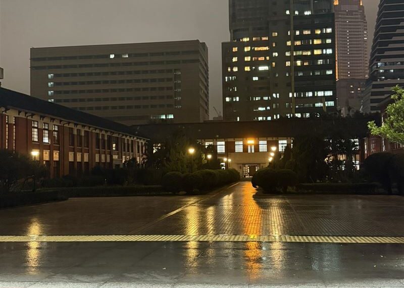 台灣新聞通訊社-拚2日總預算付委　陳培瑜「不畏濕冷」深夜議場排隊：民進黨堅持到底