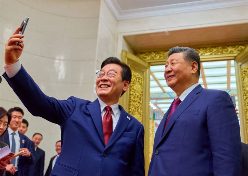 台灣新聞通訊社-李在明讚小米畫質好!曬跟習近平自拍 韓網友諷:三星呢?