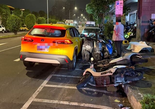 台灣新聞通訊社-疑轉彎車未禮讓直行車！害計程車失控「冒火花」連撞11車