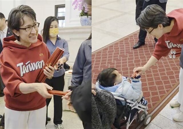 台灣新聞通訊社-總統府超夯馬年春聯開放索取！蕭美琴親發放拜早年　見一幕露超暖微笑