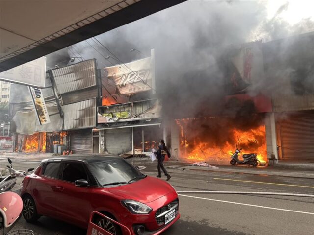 台灣新聞通訊社-快訊／一旁緊鄰加油站！台中家具行「陷入火海」烈焰狂噴　驚悚火勢曝光