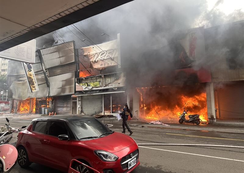 台灣新聞通訊社-快訊／一旁緊鄰加油站！台中家具行「陷入火海」烈焰狂噴　驚悚火勢曝光