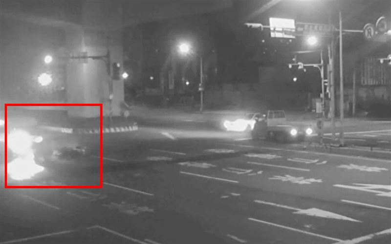 台灣新聞通訊社-71歲新北翁開車闖紅燈猛撞機車　乘客噴飛斷腿畫面曝光