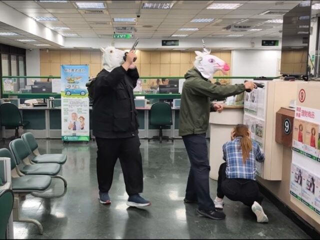 台灣新聞通訊社-馬頭面具歹徒闖銀行？中正一分局「第一視角」防搶演練超逼真