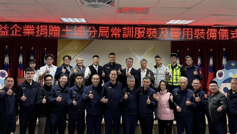 台灣新聞通訊社-企業暖心挺警察 量身訂製運動服為土城警打氣
