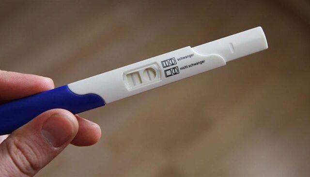 台灣新聞通訊社-驗孕驚見2條線！醫看她「掏1物」真相大白　笑喊：下一位