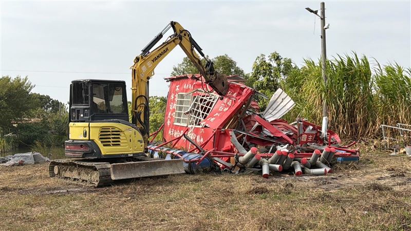 台灣新聞通訊社-大快人心!親共人士元旦「升五星旗」 黃偉哲PO照拆據點引萬名網友按讚