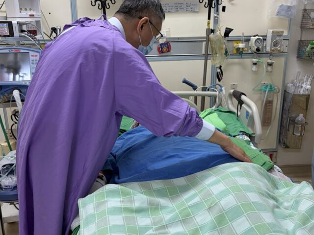 台灣新聞通訊社-高齡母親住加護病房！黃珊珊PO柯文哲探病畫面：一定會很快好￼起來