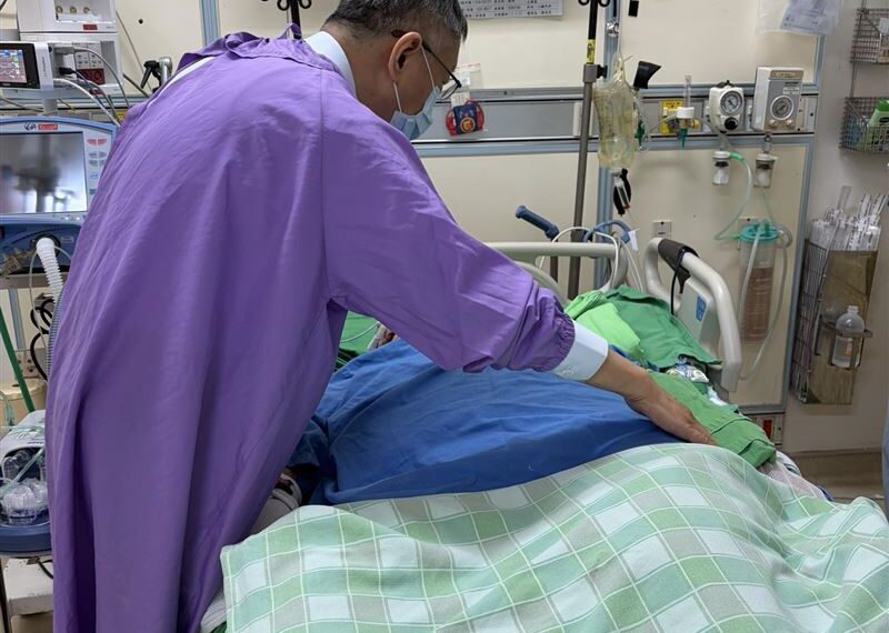 台灣新聞通訊社-高齡母親住加護病房！黃珊珊PO柯文哲探病畫面：一定會很快好￼起來