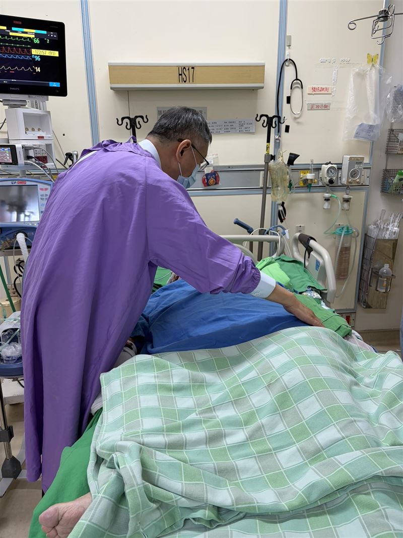 台灣新聞通訊社-黃珊珊高齡母親住加護病房！柯文哲探病畫面曝光　網友集氣喊：早日康復