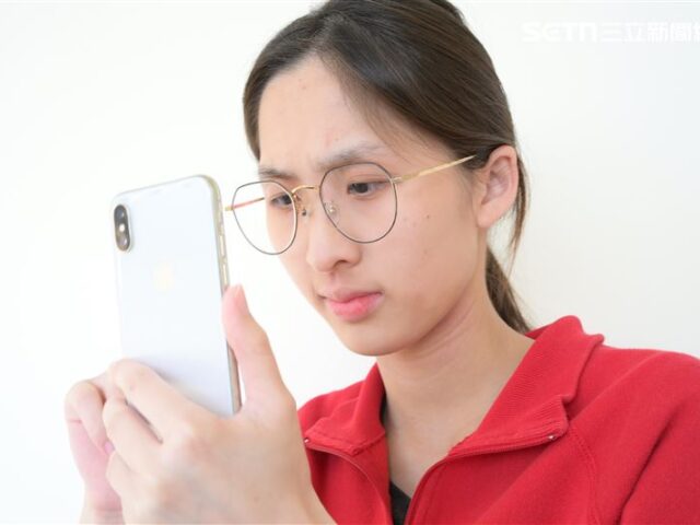 台灣新聞通訊社-高二生瘋短影音「瞳孔放大、眨眼少」　2年近視飆800度