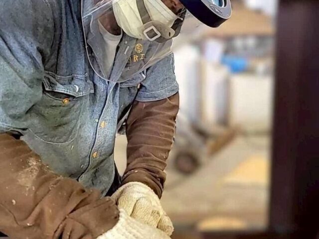 台灣新聞通訊社-兒媳鬧離婚丟下3兒！67歲阿公「為了養愛孫」重返工地再扛家計