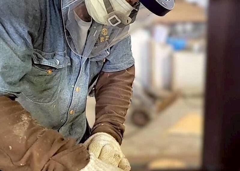 台灣新聞通訊社-兒媳鬧離婚丟下3兒！67歲阿公「為了養愛孫」重返工地再扛家計