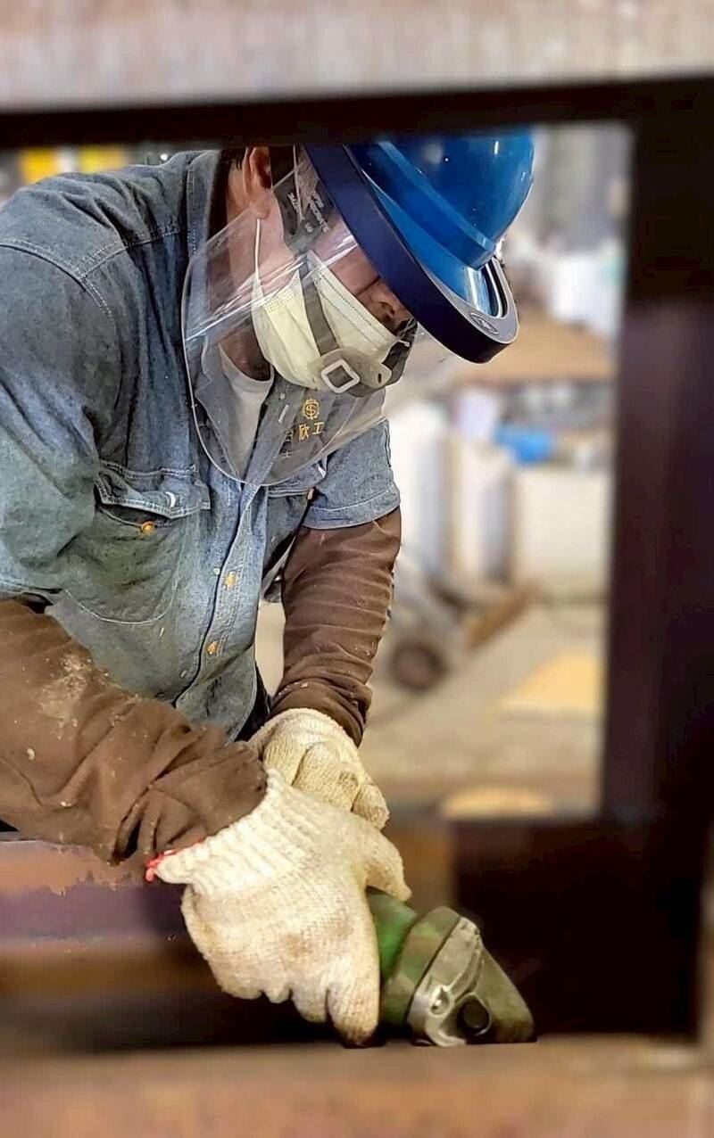 台灣新聞通訊社-兒媳鬧離婚丟下3兒！67歲阿公「為了養愛孫」重返工地再扛家計