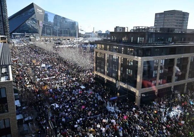 台灣新聞通訊社-川普移民執法失控！ICE闖厄瓜多領事館　職員死命阻擋