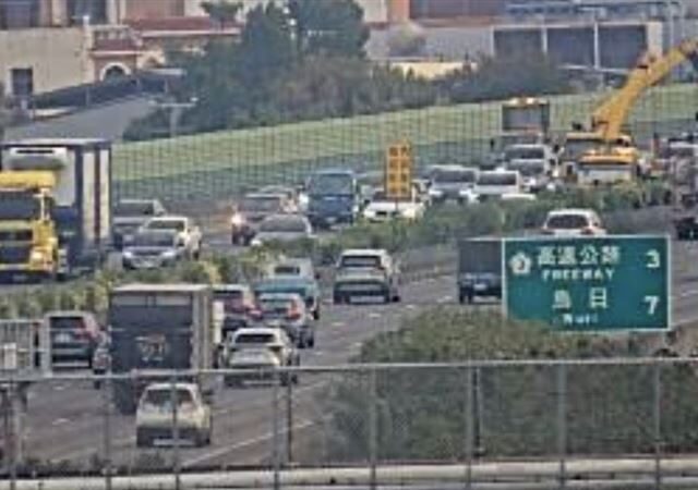 台灣新聞通訊社-快訊／上班注意！國道槽車事故…3轎車遭殃「占2車道」回堵1公里