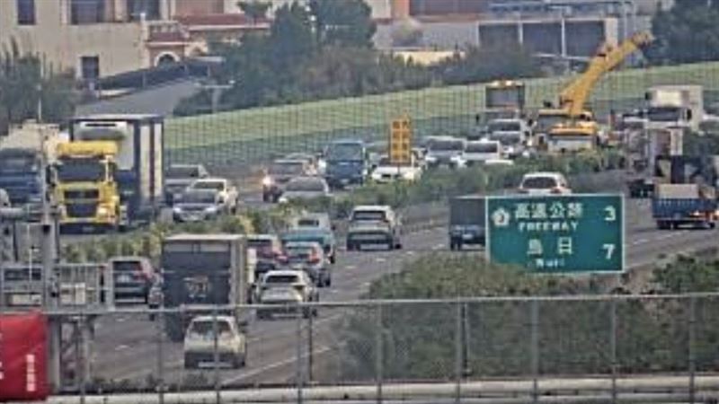 台灣新聞通訊社-快訊／上班注意！國道槽車事故…3轎車遭殃「占2車道」回堵1公里