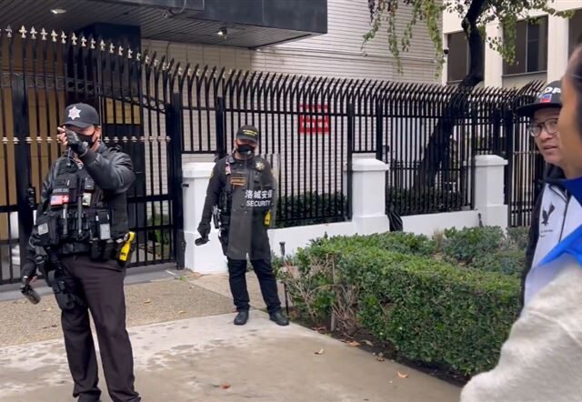 台灣新聞通訊社-美國華人反共！中國領事館保全罵「賣國賊」怒噴辣椒水　結果被帶走