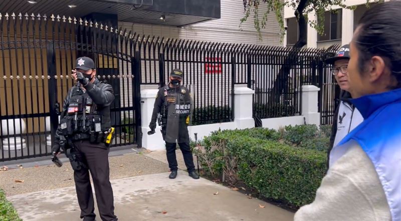 台灣新聞通訊社-美國華人反共！中國領事館保全罵「賣國賊」怒噴辣椒水　結果被帶走