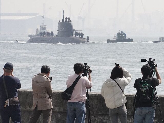 台灣新聞通訊社-海鯤艦再度潛航測試　軍事迷清晨守候見證