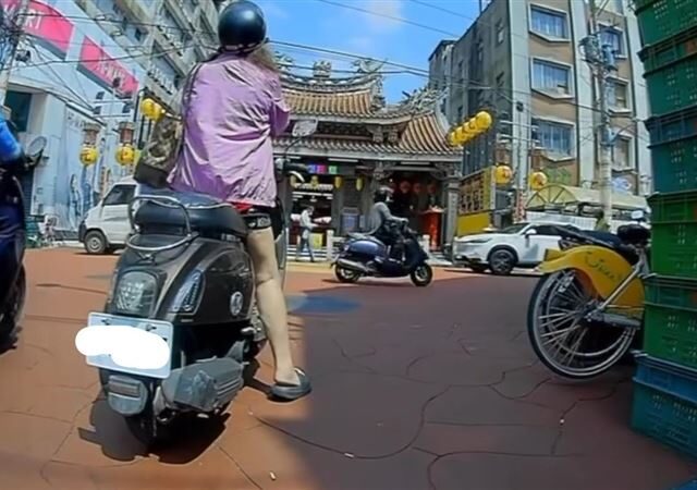 台灣新聞通訊社-新北嬤騎機車「慈祐宮」前突急煞參拜　後方機車險撞上騎士爆粗口