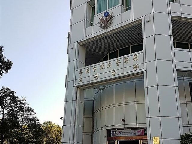 台灣新聞通訊社-對方車上留鹹濕紙條！要求下屬代查情敵個資　北市副所長被起訴