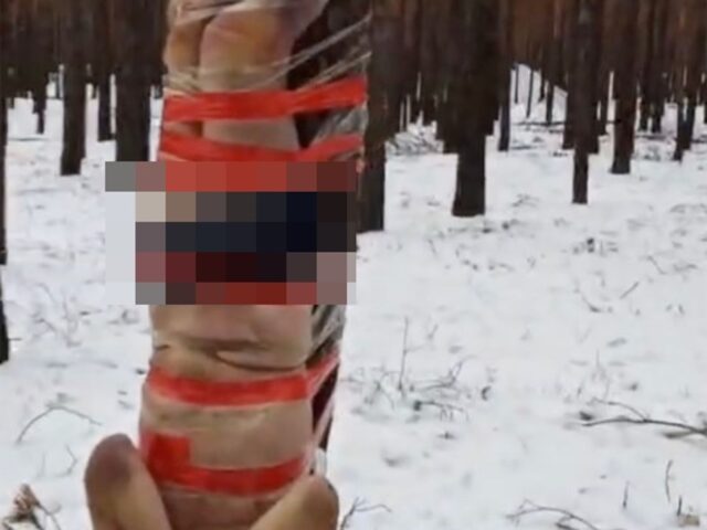 台灣新聞通訊社-俄兵穿「隱形斗篷」扮企鵝慘遭轟飛　內部殘忍虐兵倒吊畫面曝光