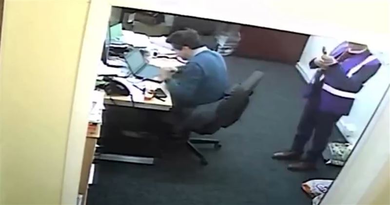 台灣新聞通訊社-綠帽校長抓狂!持扳手偷襲爆頭副校長 出獄吐心聲:坐牢最怕被性侵