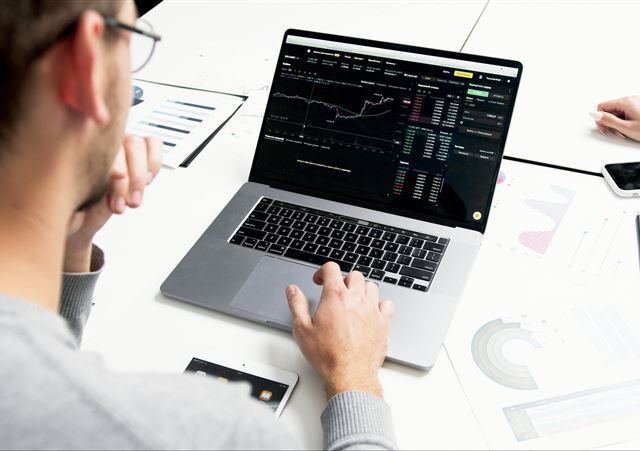 台灣新聞通訊社-台股盤前／美股盤中創高卻翻黑！台指夜盤暴跌210點　台股今開盤恐迎壓