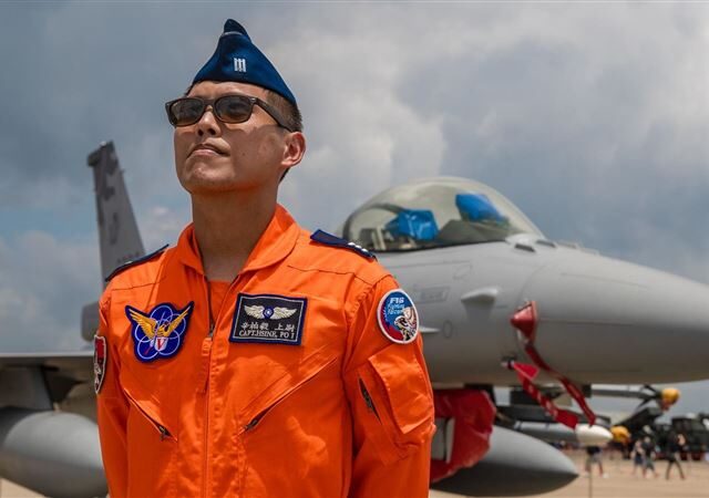 台灣新聞通訊社-徹夜搜救F-16飛官辛柏毅！鏡頭君直擊「照明彈」劃破夜空　網湧入集氣
