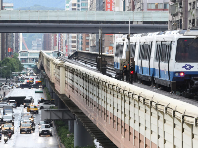台灣新聞通訊社-捷運禁飲食…他轟站內竟擺小吃攤 反遭吐槽：會在超市愛愛嗎？