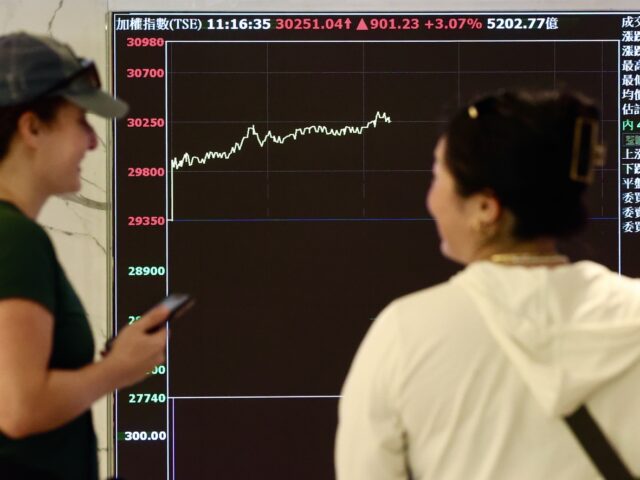 台灣新聞通訊社-00981A買0050跟0052…經理人放棄選股？葉芷娟：為突破10％限制下的聰明操作