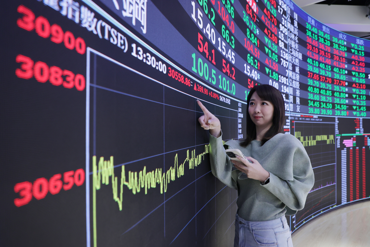 台灣新聞通訊社-經濟成長無感？他酸「跟到蒼蠅走」 謝金河發話網卻想收手