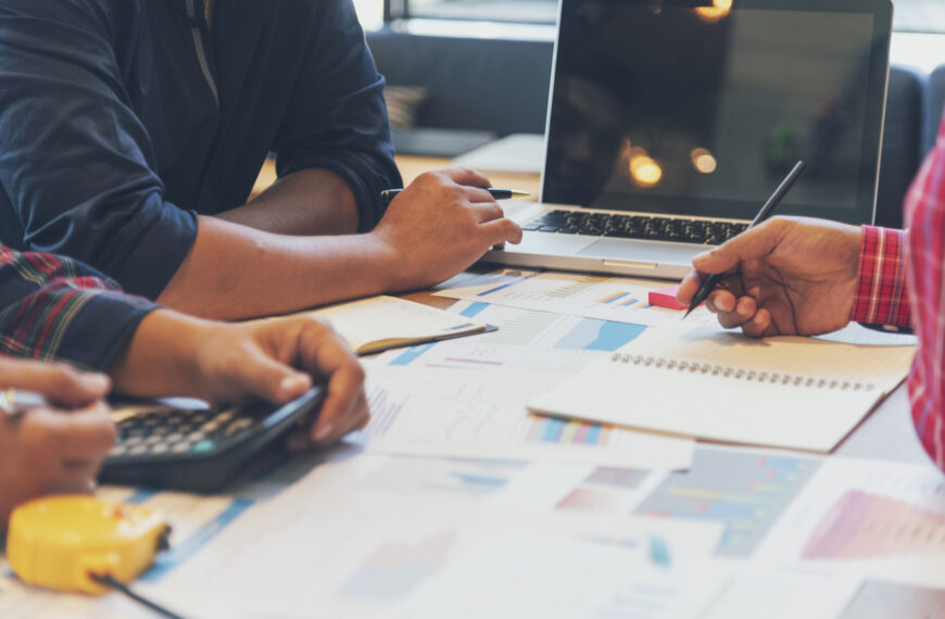 台灣新聞通訊社-沒指派工作就滑手機？她噴新人工作態度差 網看薪水：很棒了