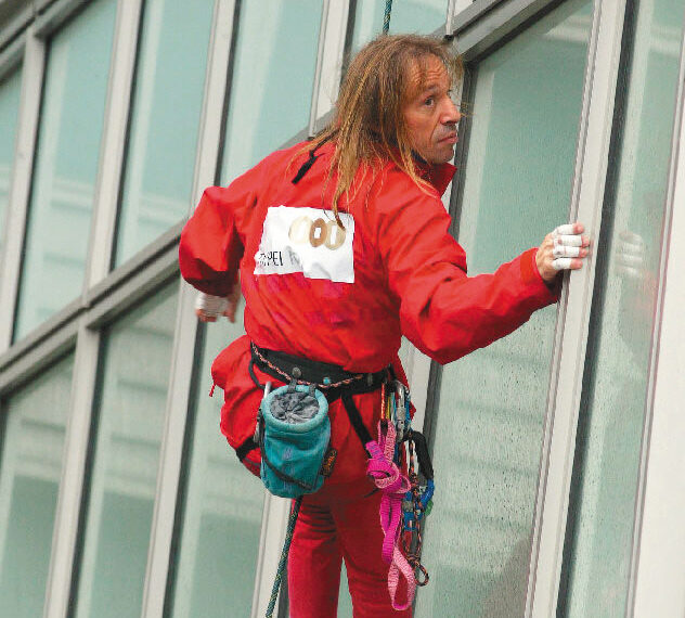 台灣新聞通訊社-爬過台北101有法國「蜘蛛人」還有「鐵金剛」偷溜到91樓跳傘