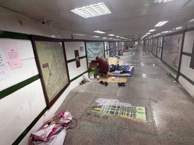 台灣新聞通訊社-嘉義火車站前地下道將封閉 街友棲身最後寒冬…社工關懷