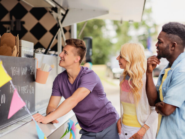 台灣新聞通訊社-血型曝耐心指數！排人氣美食「B型人」15分鐘就想走、他只看一眼：改天再來