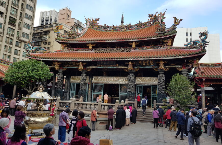 台灣新聞通訊社-龍山寺祈福小物太生火!擺辦公室秒變「佛光普照」 脆友掃貨全賣光