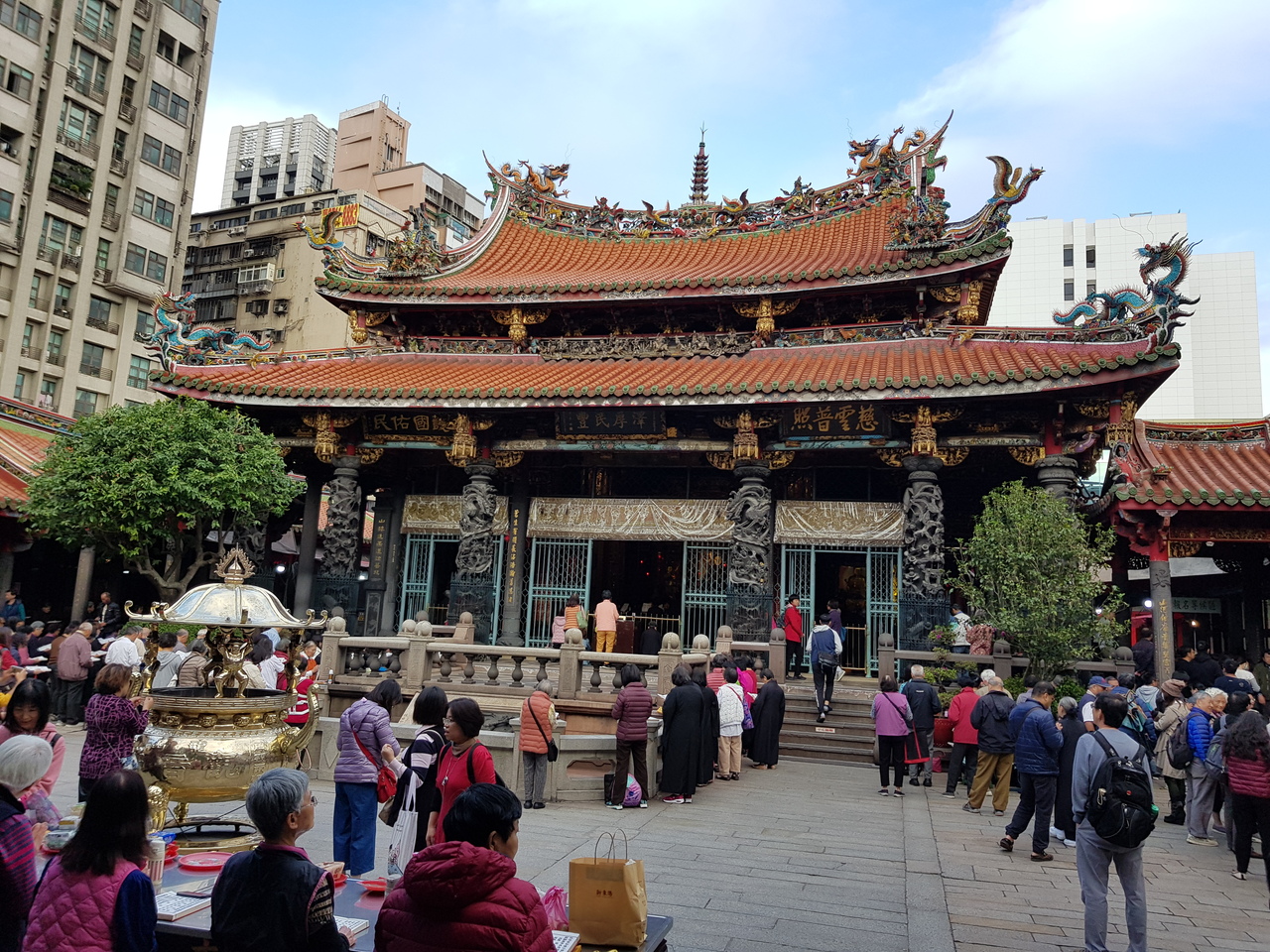 台灣新聞通訊社-龍山寺祈福小物太生火！擺辦公室秒變「佛光普照」 脆友掃貨全賣光