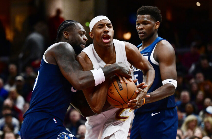 台灣新聞通訊社-NBA／傻眼！騎士小將跳球竟成烏龍插曲 灰狼第六人意外賺到